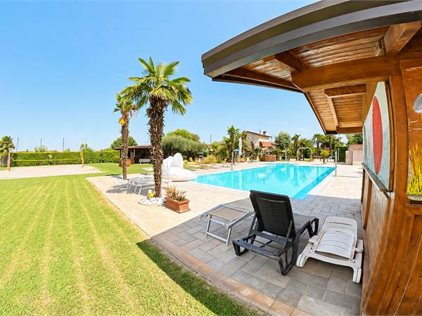 VILLA INDIPENDENTE CON PISCINA E PARCO DI 10.000 MQ